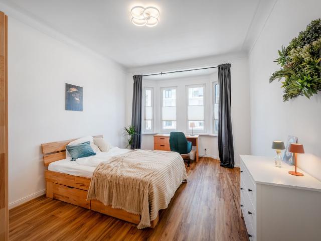 Spacious & Quiet Designer Suite: 5 Bedrooms/Lounge, 3 Bathrooms, AC & High Speed Wi Fi, Nurnberg Amsterdam Apartments for Rent
