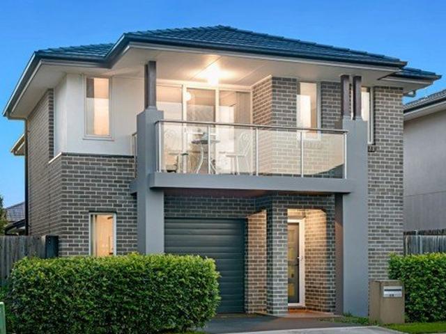 Spacious Renovatd 4 bedroom family home / Prime Schofields Location