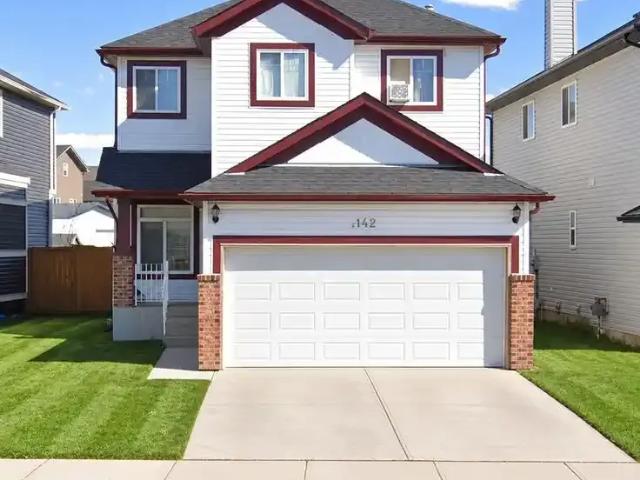 Spacious Renovated 3 Bedroom Main & Upper Home with Garage in Saddle Ridge — 3 Bedrooms House