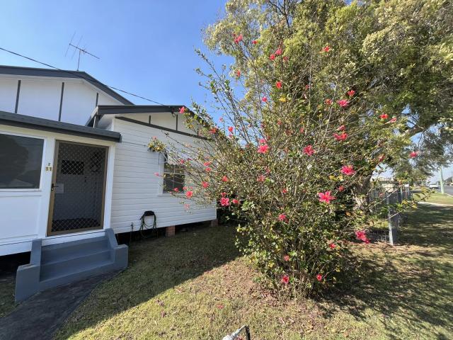 SPACIOUS RENOVATED 1 BEDROOM DUPLEX