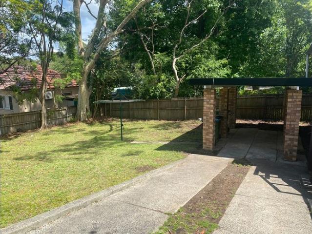 Spacious Renovated 4 Bed House, Modern Kitchen, 2.5 Bath & Laundry, hardwood floor, Big Fenced Backyard w/ Car Port