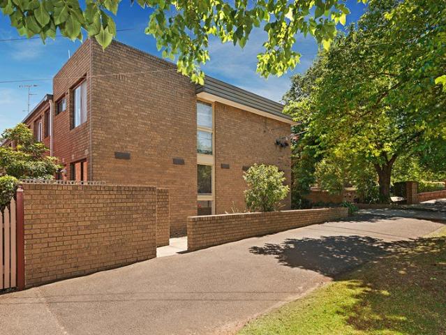 Spacious renovated apartment in great location