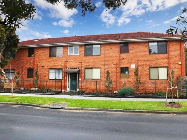 Spacious Renovated Apartment in Prime Lifestyle Location