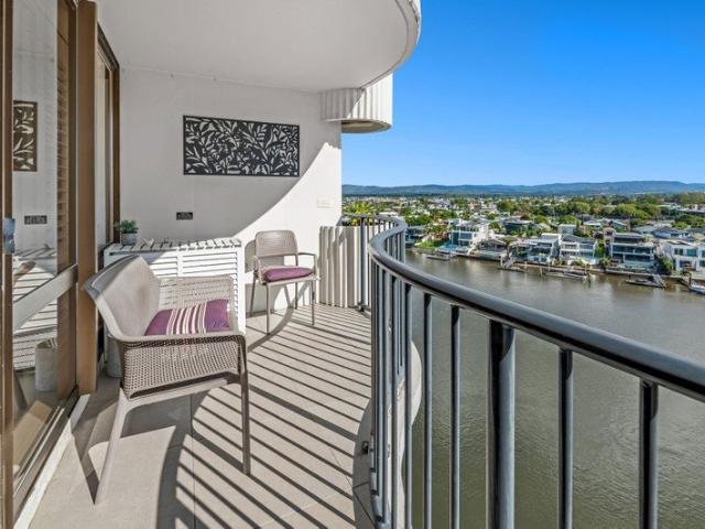 SPACIOUS RENOVATED RIVERSIDE APARTMENT WITH SWEEPING WATER VIEWS!