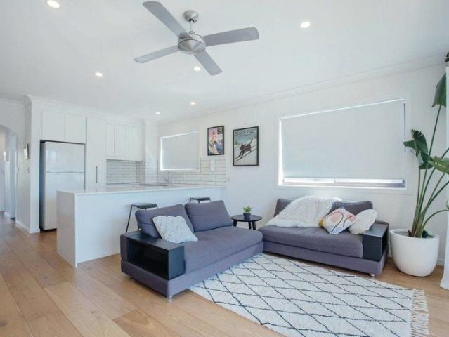 SPACIOUS RENOVATED TOP FLOOR APARTMENT JUST 250M FROM THE BEACH