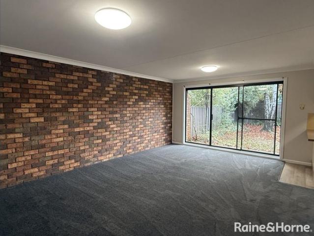 Spacious Renovated Unit Close to the Centre of Town