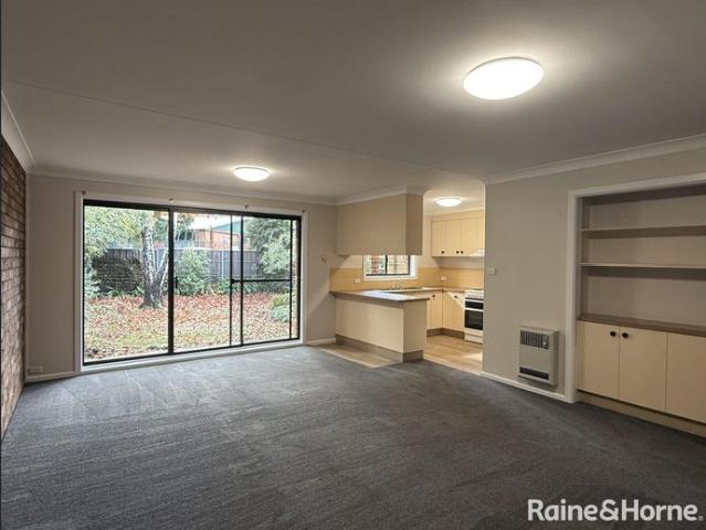 Spacious Renovated Unit Close to the Centre of Town
