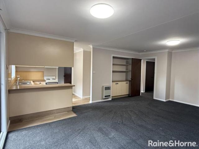 Spacious Renovated Unit Close to the Centre of Town