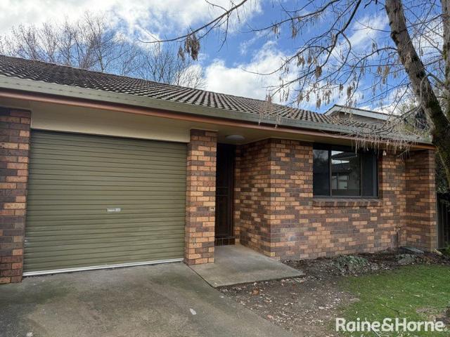 Spacious Renovated Unit Close to the Centre of Town