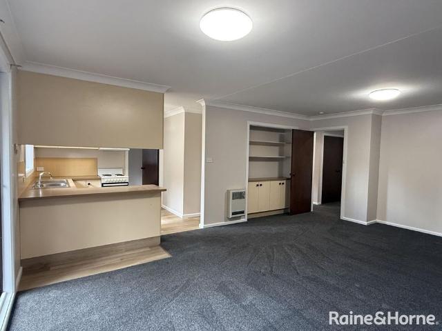 Spacious Renovated Unit Close to the Centre of Town