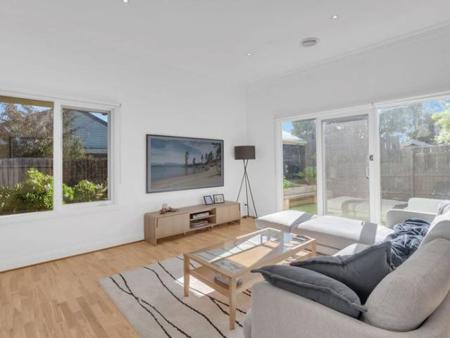 Spacious rear unit with outdoor entertaining