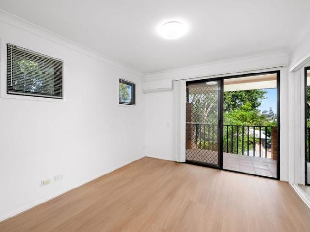 Spacious Refurbished Townhome with City Views
