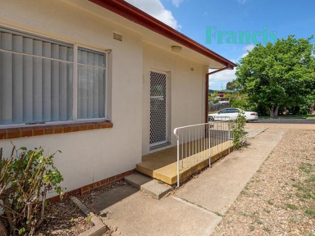 Spacious, Refurbished Two Bedroom Unit in a Boutique Block
