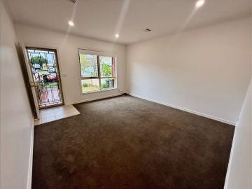 Spacious & Refreshed Townhouse