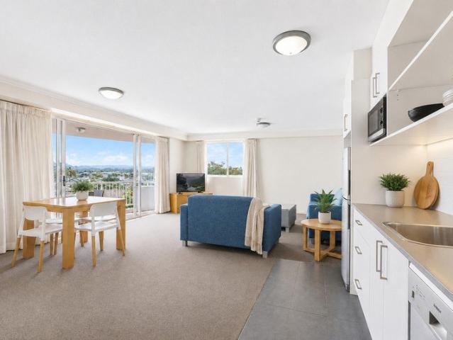 Spacious Resort Style Apartment in the Heart of Surfers Paradise