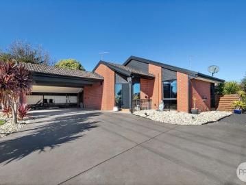 Spacious Resort Style Family Living