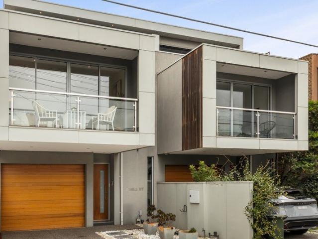 Spacious Richmond Living with City Views