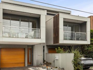 Spacious Richmond Living with City Views