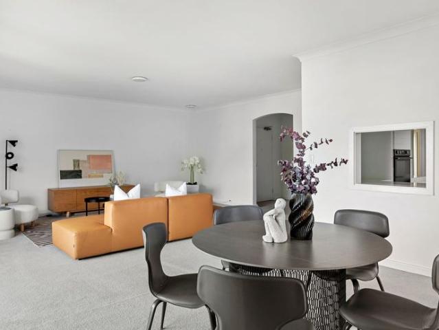 Spacious Riverside Apartment with Spectacular Freshwater Bay Views