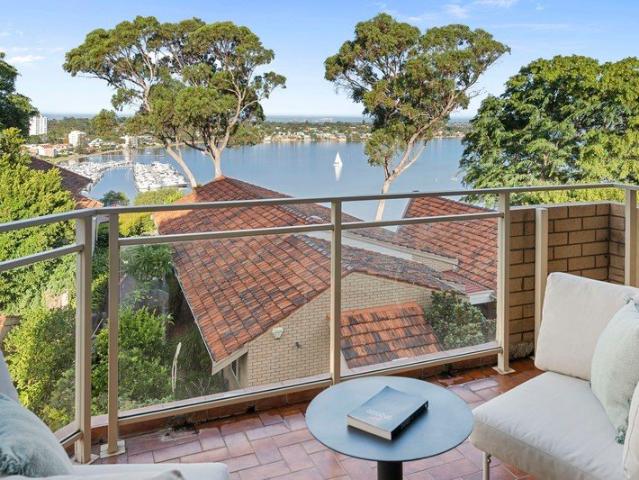Spacious Riverside Apartment with Spectacular Freshwater Bay Views