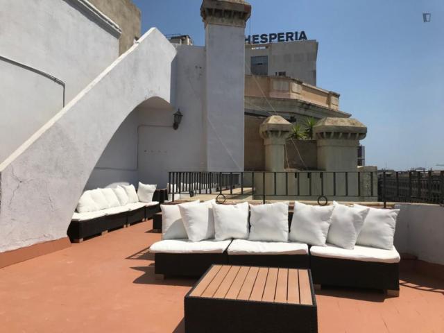 Spacious room for rent in 13 bedroom apartment in Sant Gervasi