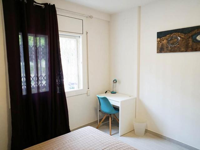 Spacious Room in renovated apartment w/ terrace 5 min. from Sagrada Família 4