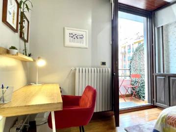 Spacious room in 5 bedroom apartment, Abando