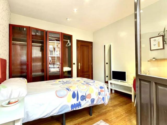 Spacious room in 5 bedroom apartment, Abando