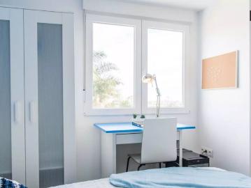 Spacious room in 5 bedroom apartment in Burjassot