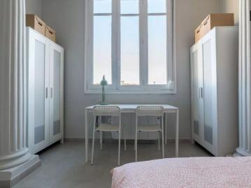 Spacious room in 5 bedroom apartment in L'Eixample