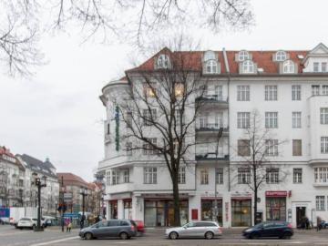 Spacious room in 6 bedroom apartment in Westend
