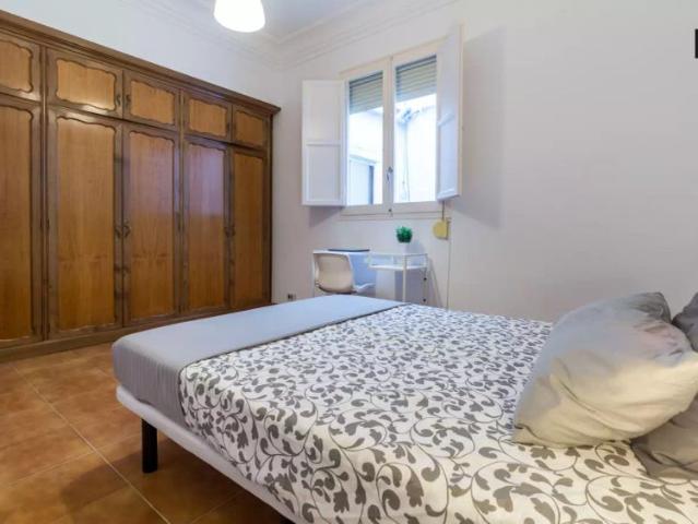 Spacious room in 7 bedroom apartment, Ciutat Vella