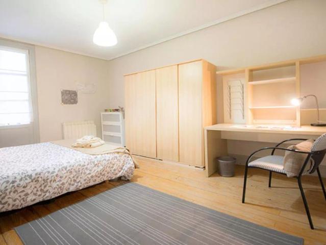 Spacious room with couples allowed in shared apartment, Casco Viejo