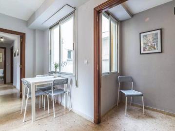 Spacious room with desk in 5 bedroom apartment, Ciutat Vella