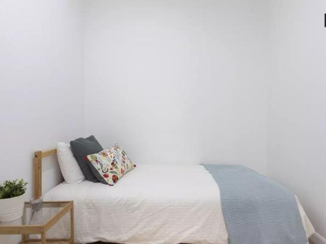 Spacious room with desk in shared apartment, Puerta del Sol