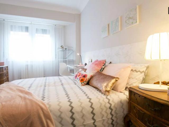 Spacious room with ensuite for rent in 4 bedroom apartment in Deusto