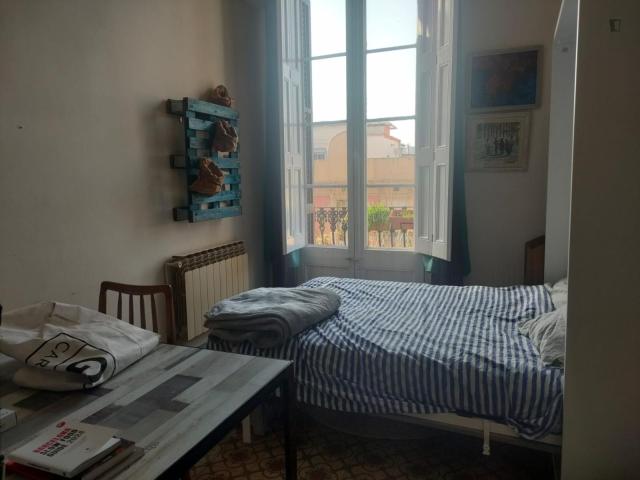 Spacious room with private balcony in Poblenou, close to the sea just for students