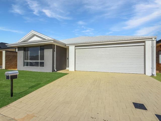 Spacious Room with Private Bathroom in Peaceful Lakelands Home