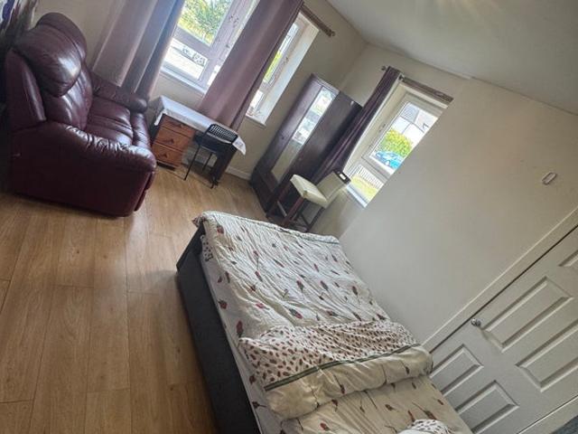 Spacious rooms in a G Flat in Manor Drive