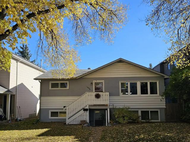 Spacious Rosscarrock Main Floor for Rent — 2 Bedrooms+ Den Main Floor