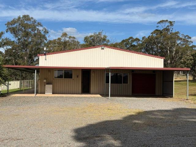 Spacious Rural Home situated on Working Farm Free internet + lawn mowing included