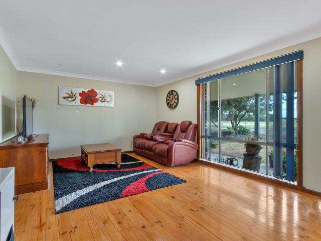 Spacious Rural Living in Two Wells