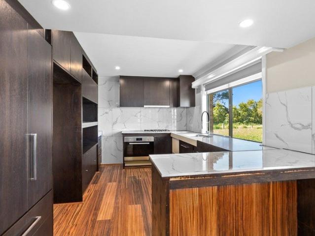 Spacious Rural Retreat Peaceful Living Close to Town