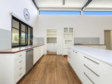 Spacious Rural Retreat with 5 Bedrooms & 2 Bathrooms