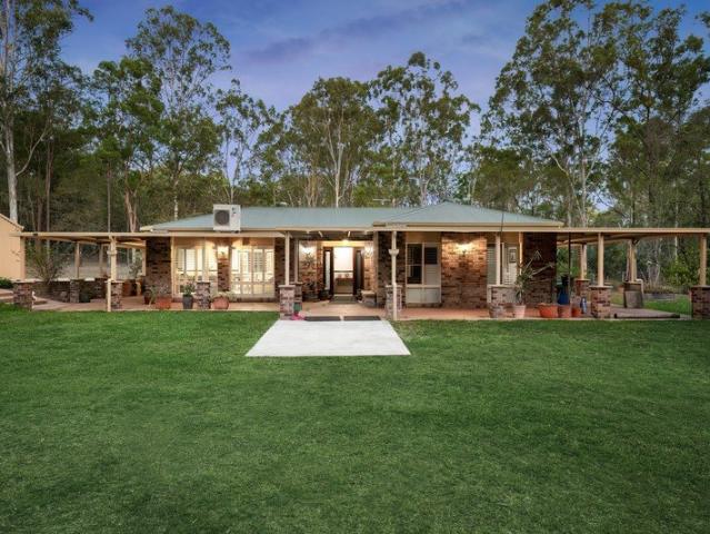 Spacious Rural Retreat with Modern Comforts South Maclean