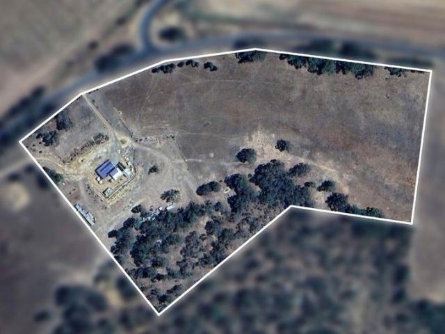 Spacious Rural Retreat with Versatile Living and Dual Kitchen Functionality
