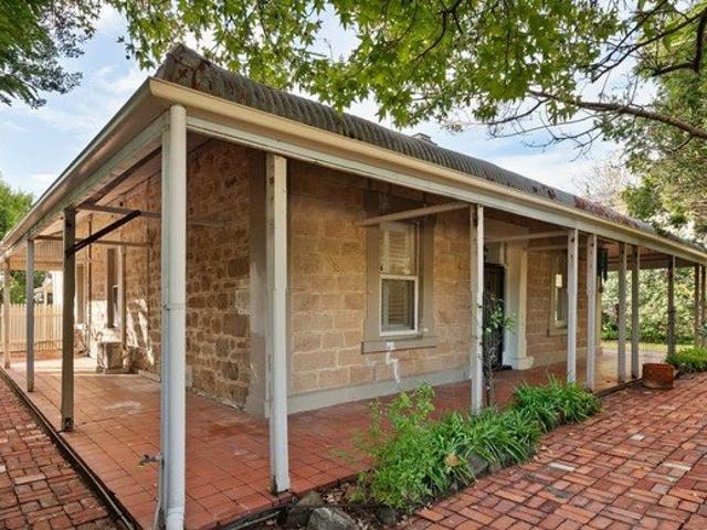 Spacious Sandstone Villa in a Convenient Location