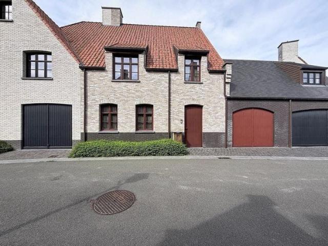 Spacious, semi open house —virtually new— in a quiet locati…