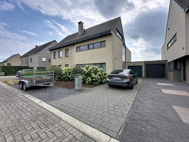Spacious semi detached house with 4 bedrooms for rent in Tis