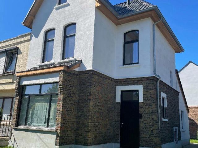 Spacious, semi detached property with 4 bedrooms in Sint Ama